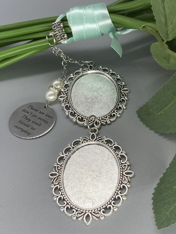 two pendants with bouquet